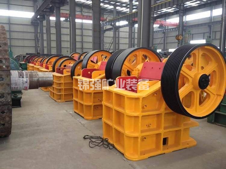 顎式破碎機(jī)(圖1) 顎式破碎機(jī)(圖1)