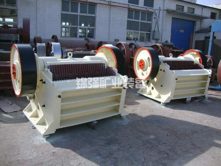 顎式破碎機(jī)(圖4) 顎式破碎機(jī)(圖4)